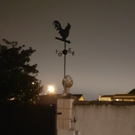 Girouette - Photo Coq Flèche sur muret de nuit